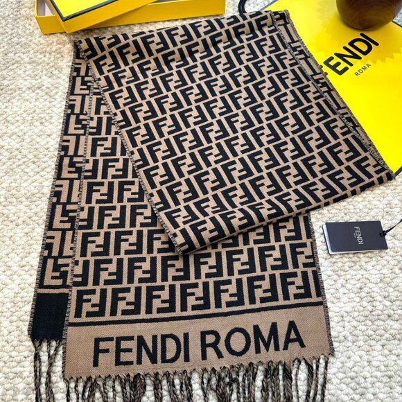 Luxurious Fendi Roma FF Print Wrap - Picture 5 of 6